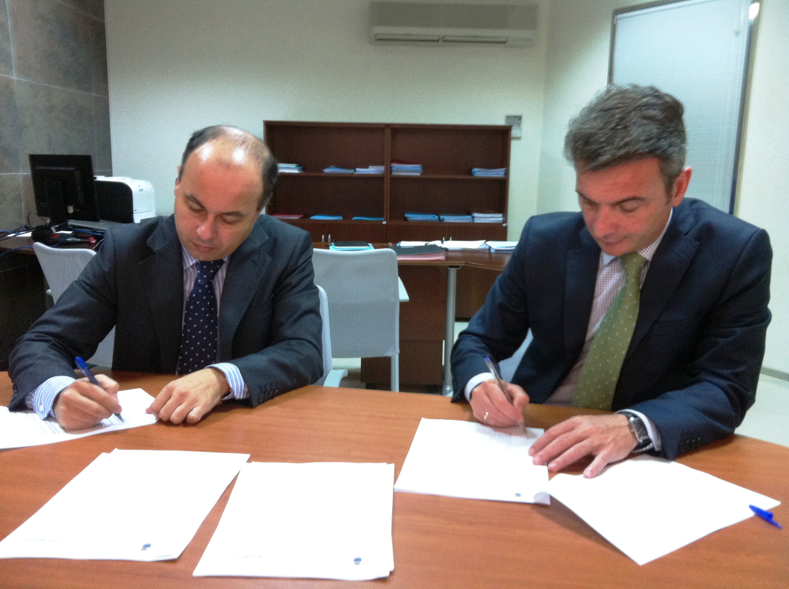 De izquierda a derecha; Antonio Gavira, gerente de aquajerez, y Eduardo González, rector de la Universidad de Cádiz, firmando el acuerdo de colaboración entre ambas entidades.